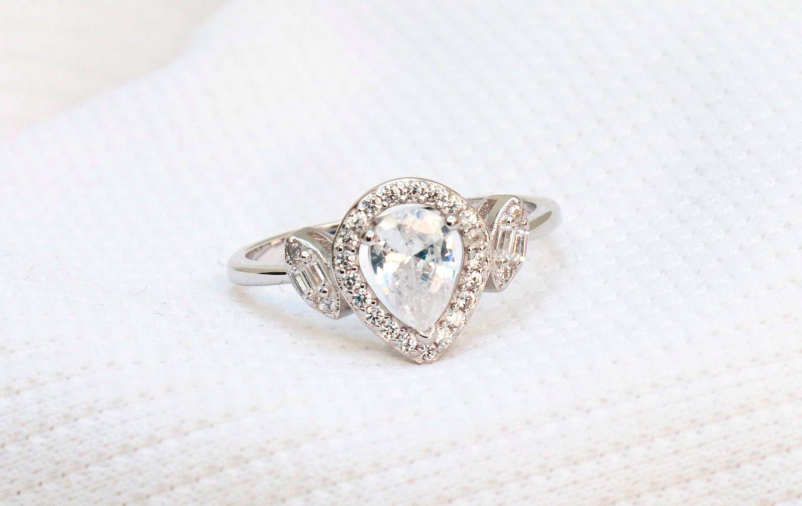 Gyary Teardrop Halo Elegance Ring