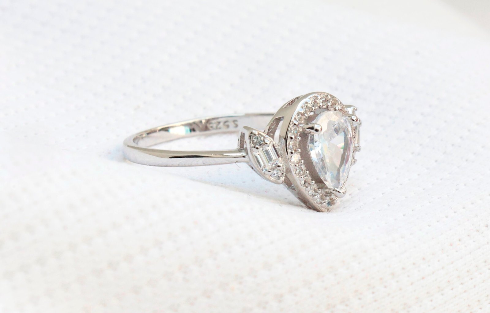 Gyary Teardrop Halo Elegance Ring
