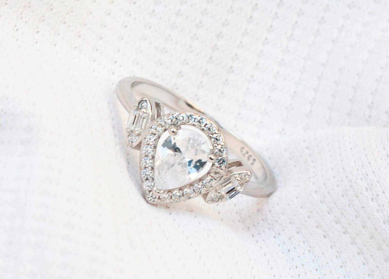 Gyary Teardrop Halo Elegance Ring