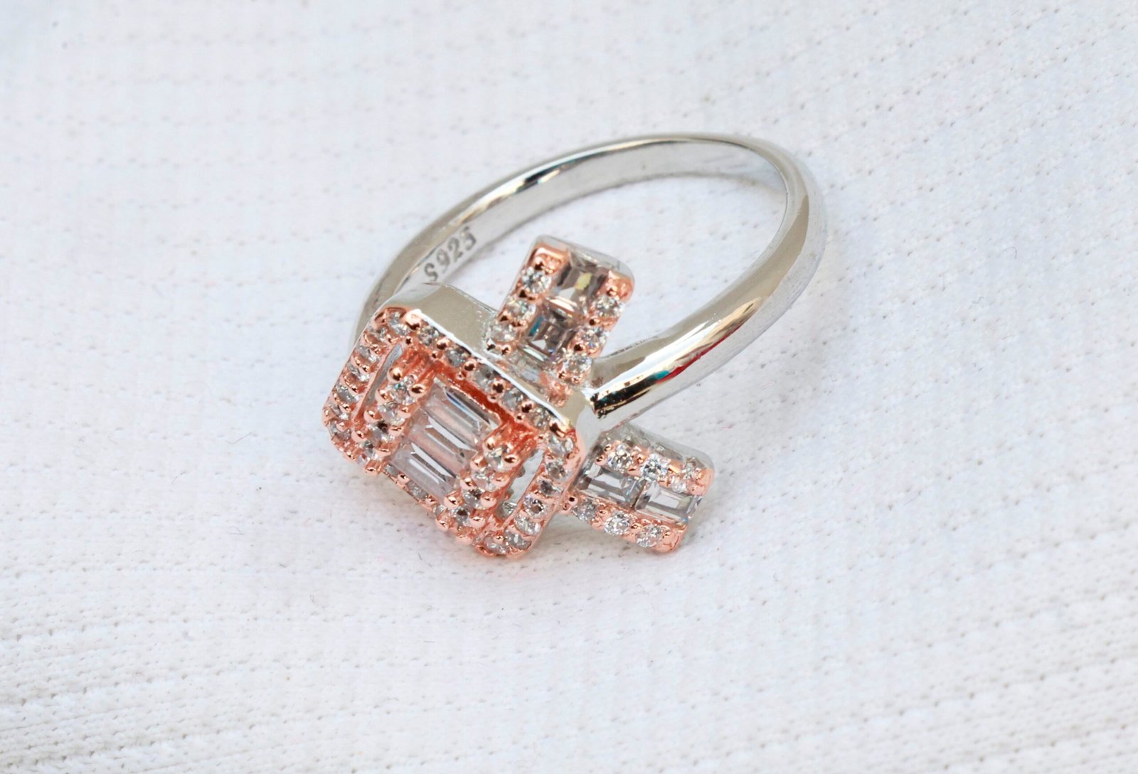 Gyary Rose Radiance Square Halo Ring