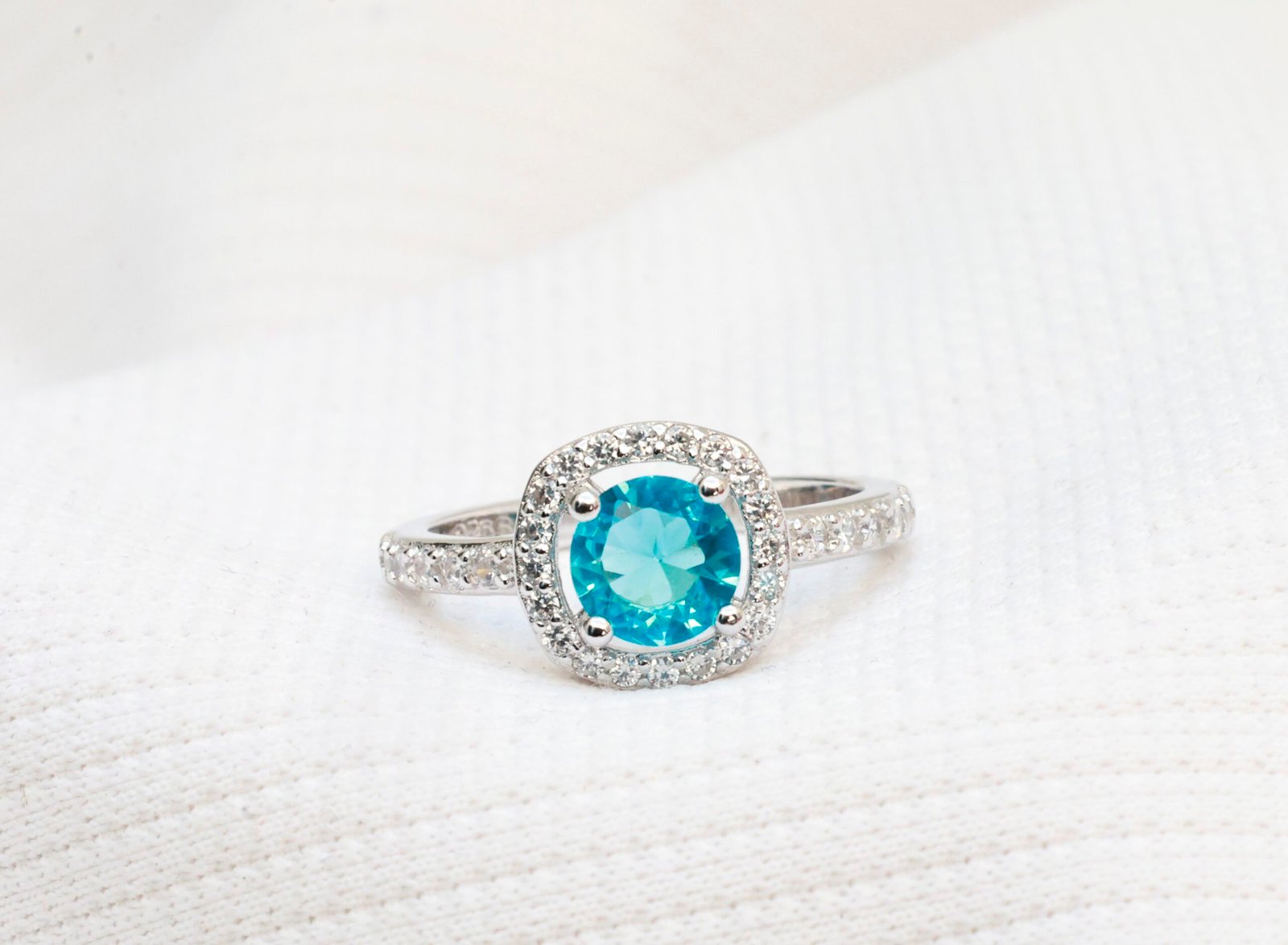 Gyary Ocean Halo Radiance Ring