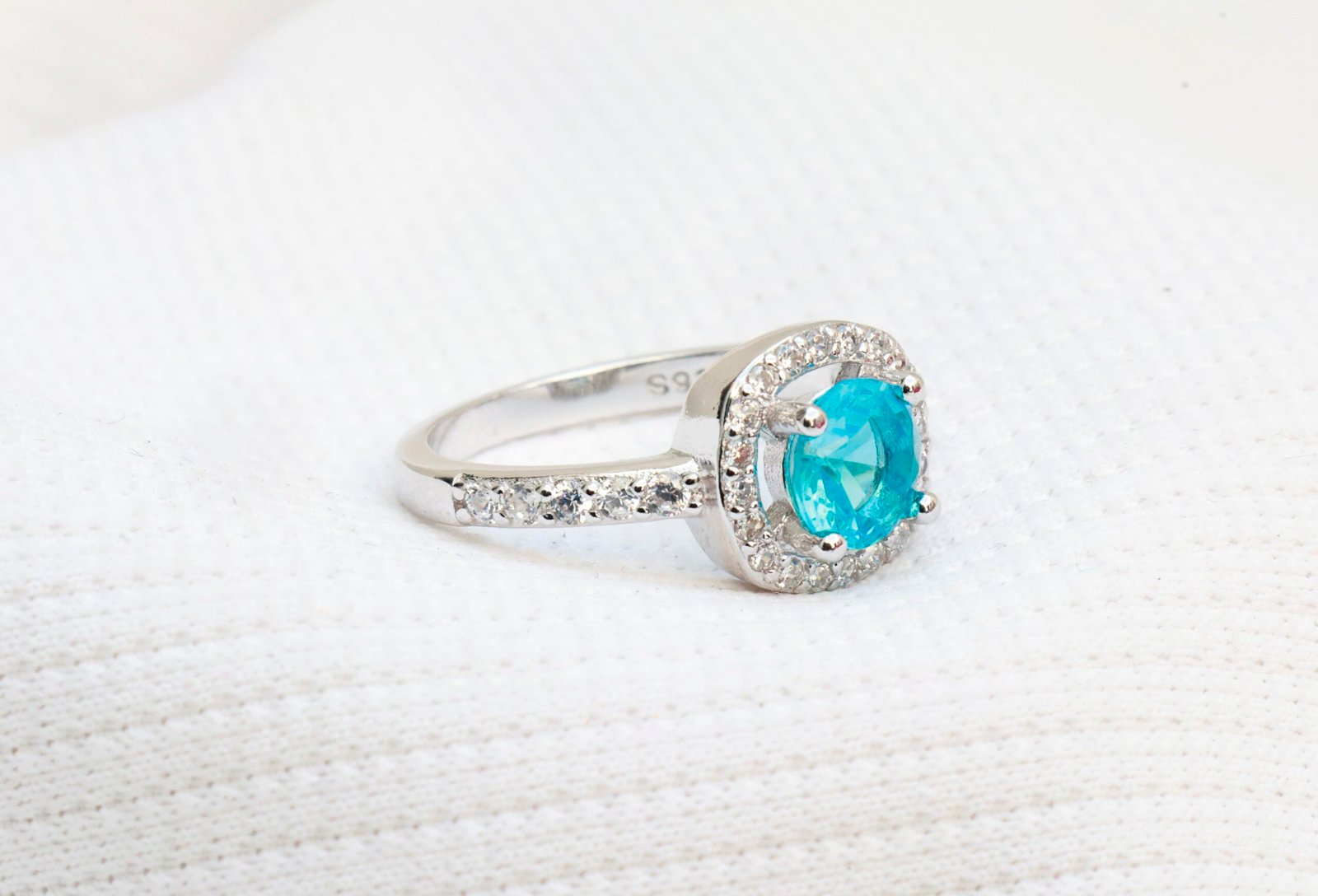 Gyary Ocean Halo Radiance Ring