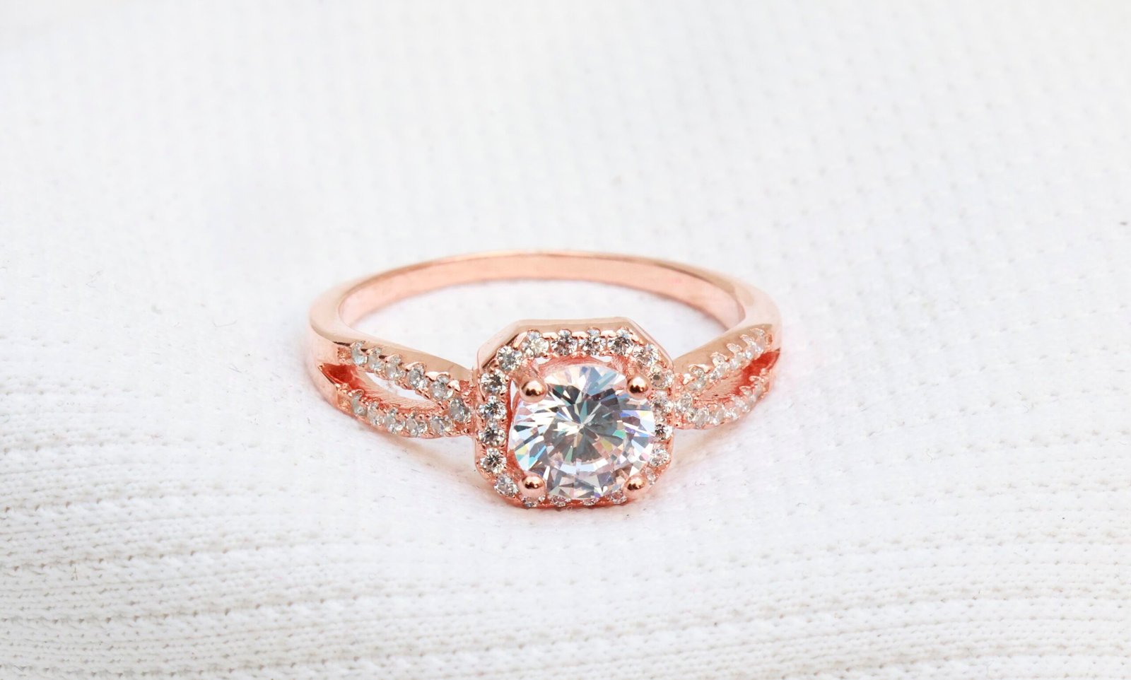 Gyary Rose Gold Round Halo Ring