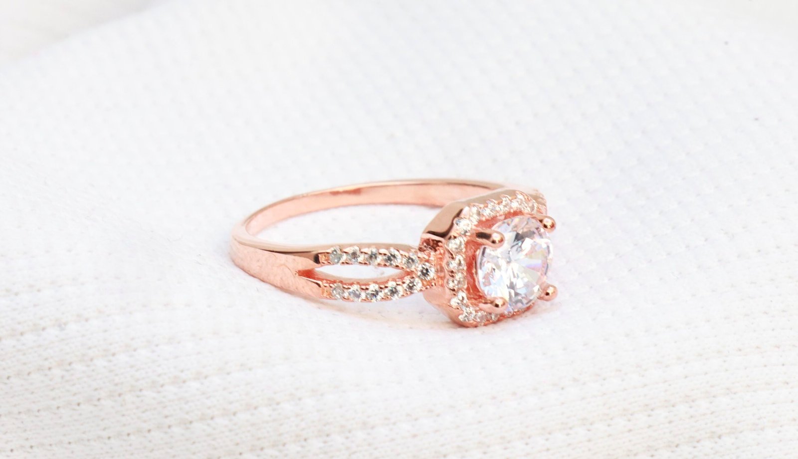 Gyary Rose Gold Round Halo Ring