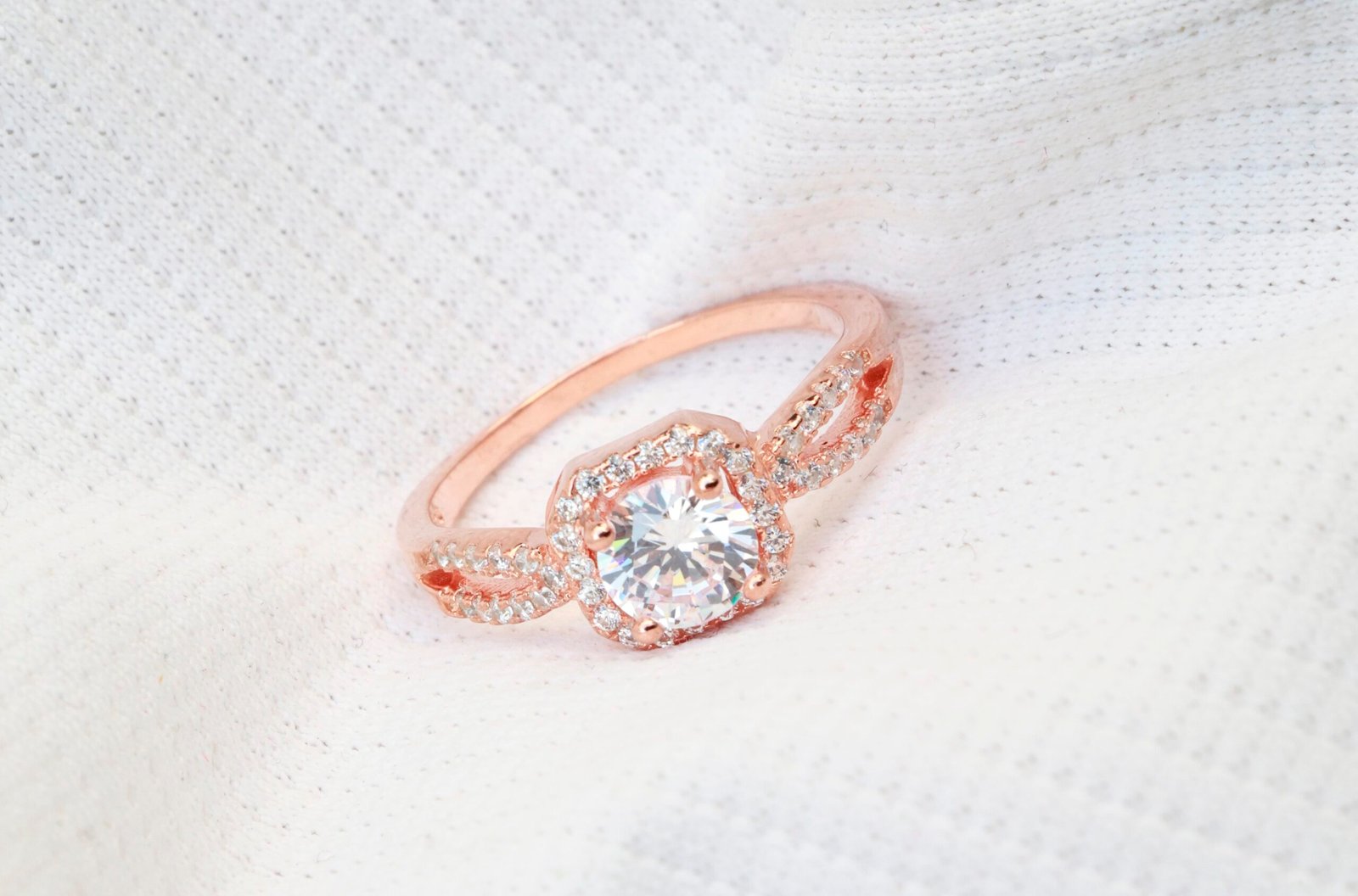 Gyary Rose Gold Round Halo Ring