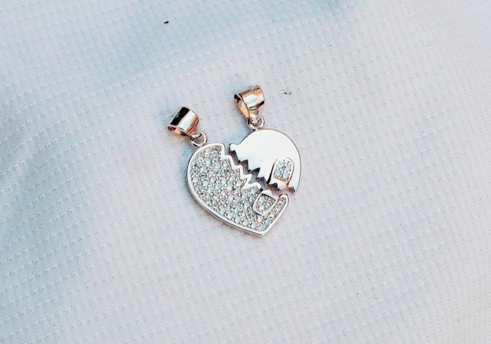 Gyary Broken Heart Couple Pendant Set