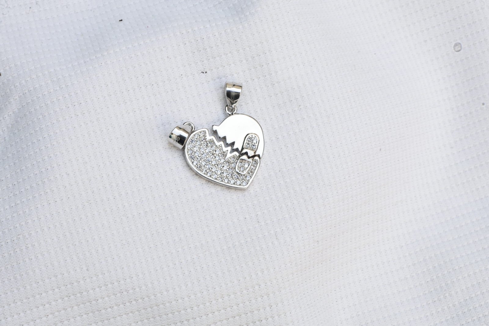 Gyary Broken Heart Couple Pendant Set