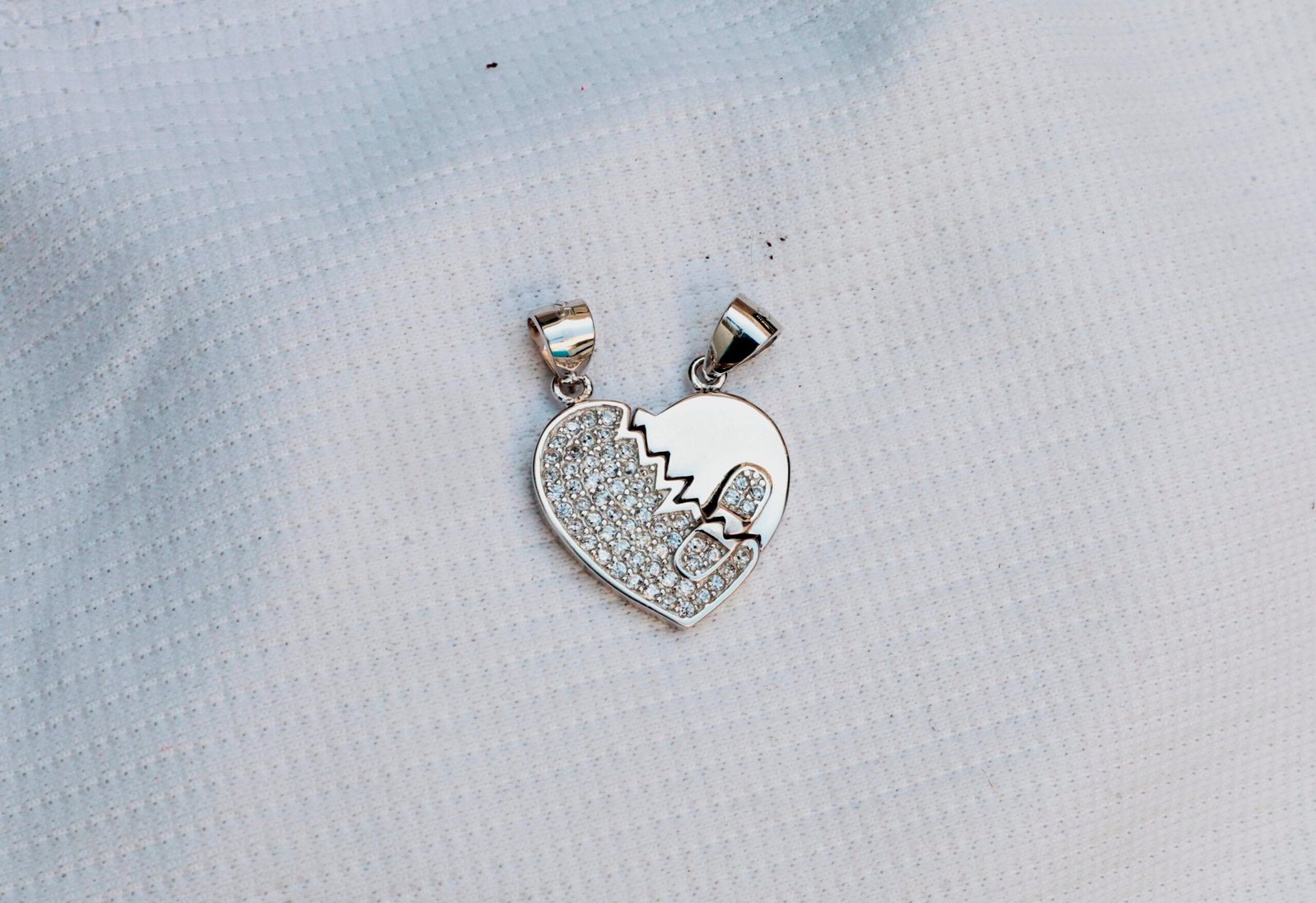 Gyary Broken Heart Couple Pendant Set
