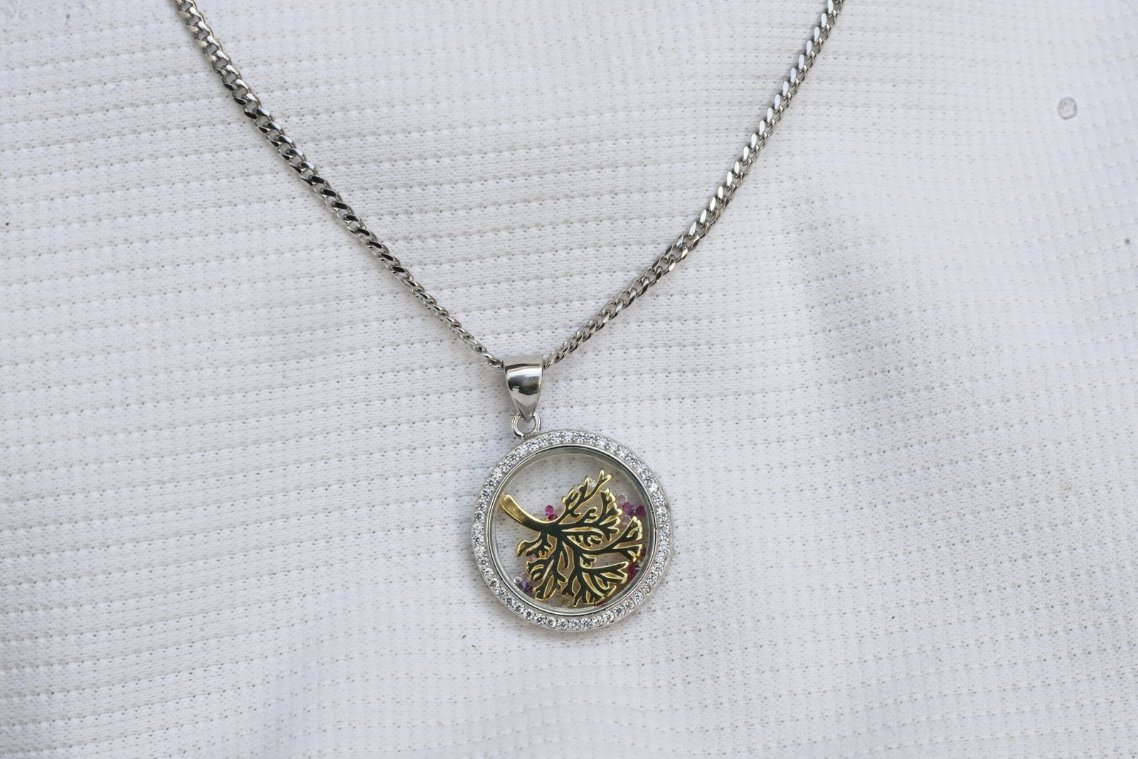 Gyary Gold Leaf Round Pendant Necklace – Silver Crystal Halo Floating Charm with Multicolor Stones