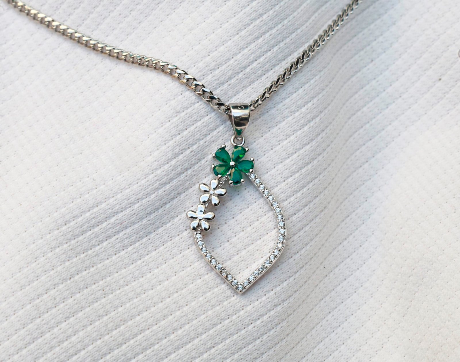 Gyary Green Floral Teardrop Pendant Necklace – Silver Open Drop with Crystal Accents