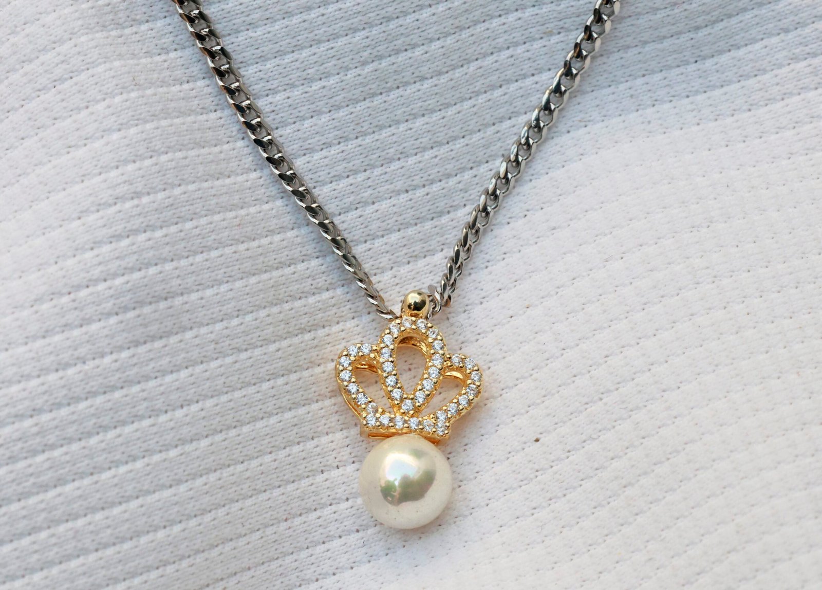 Gyary Gold Crown Pearl Pendant Necklace – Crystal Crown Charm with White Pearl Drop