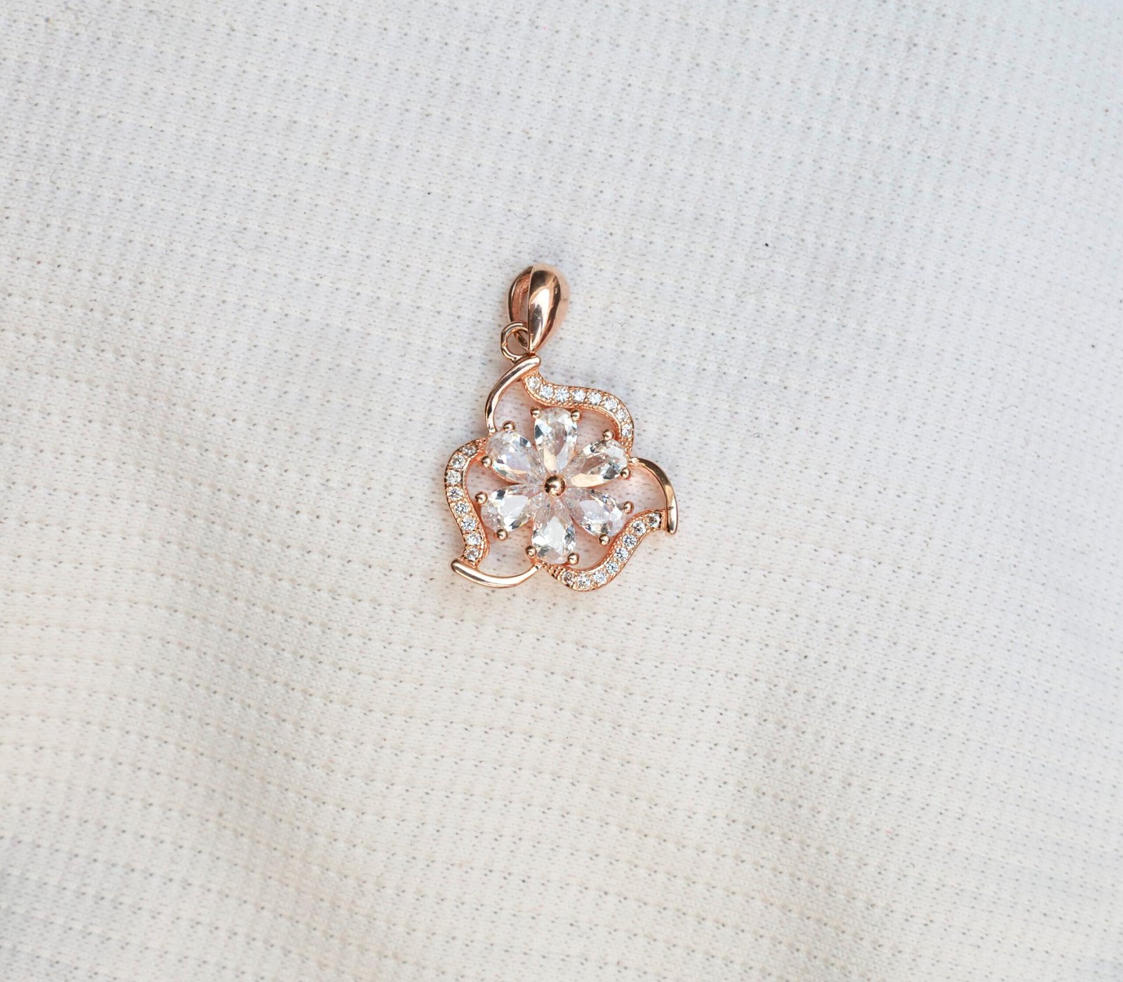 Gyary Rose Gold Floral Crystal Pendant – Sparkling Flower Charm with Pavé Detail