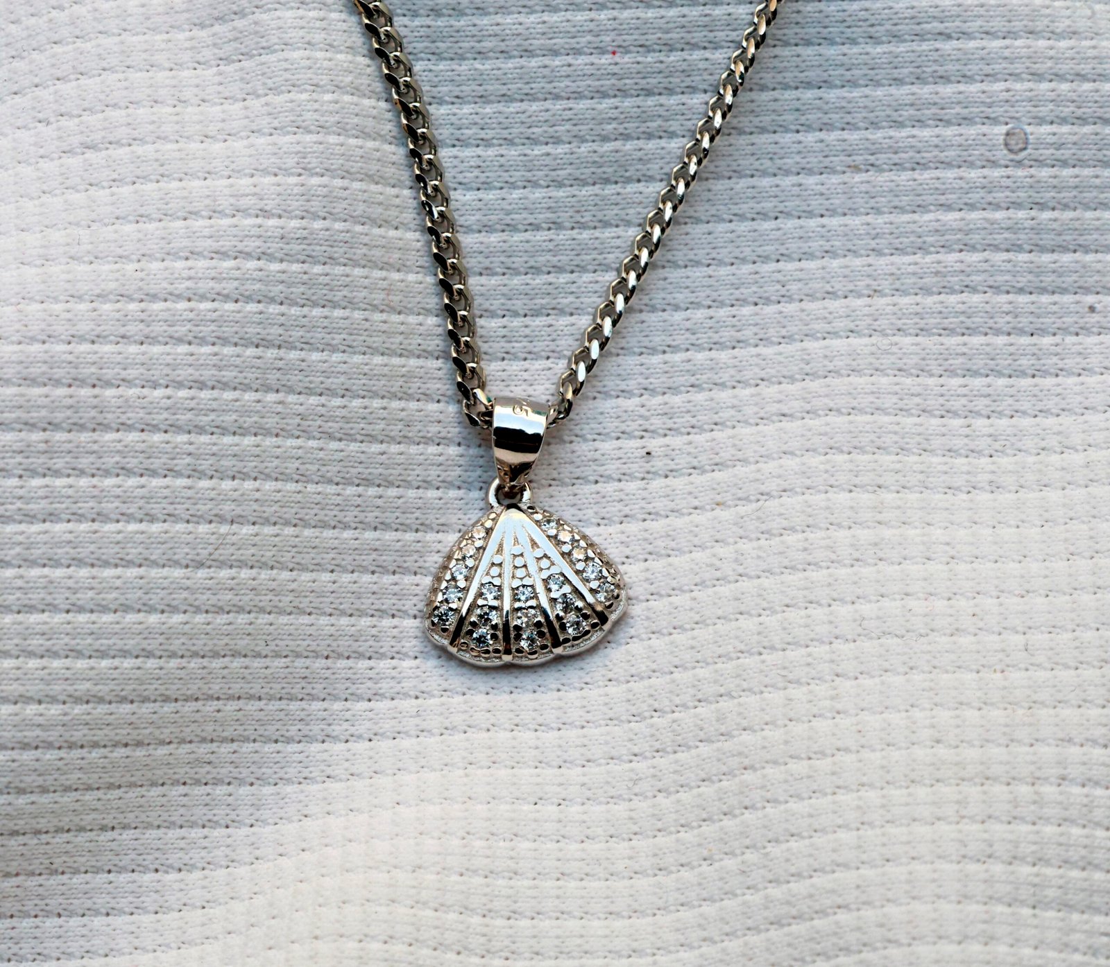 Gyary Silver Seashell Crystal Pendant Necklace – Pavé Shell Charm