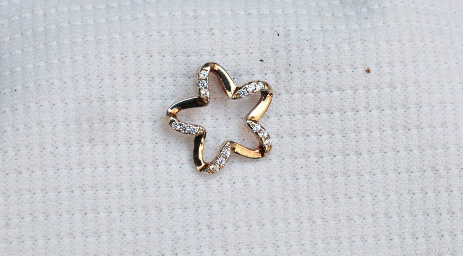 Gyary Gold Open Star Pendant – Crystal Accent Star Charm