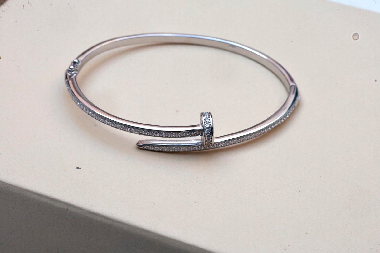 Gyary Nail Luxe Silver Bangle