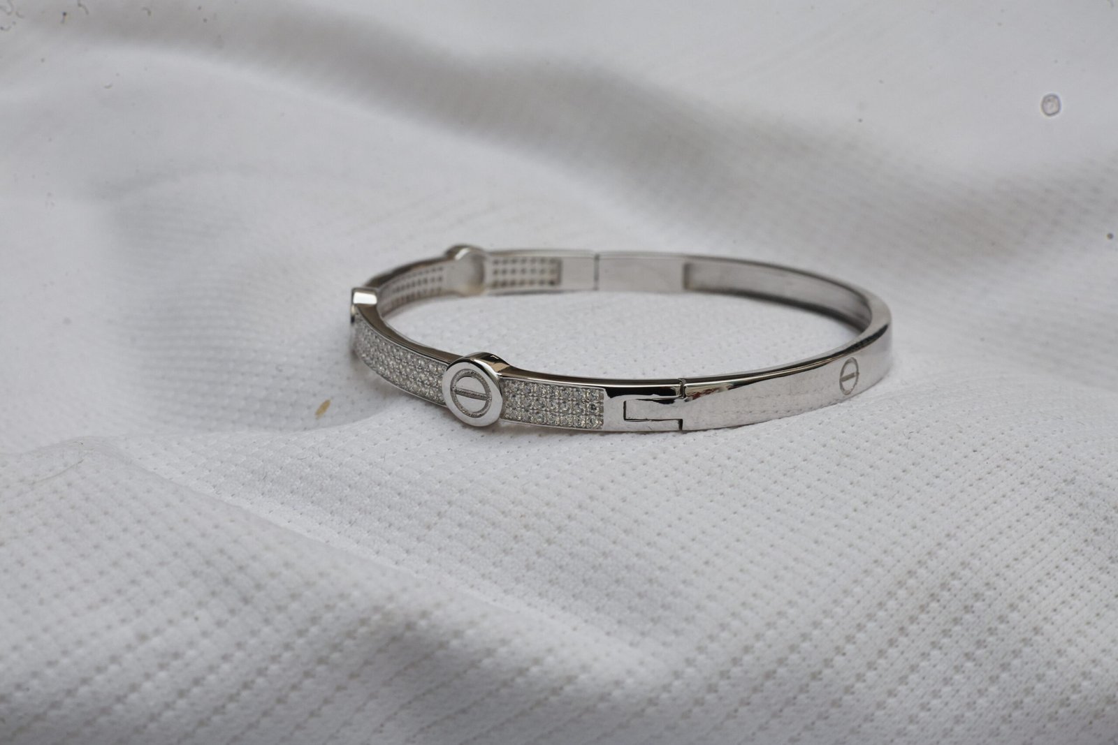 Gyary Signature Silver Screw Bangle
