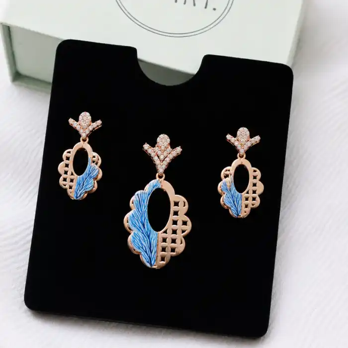 Gyary Azure Feather Necklace Set