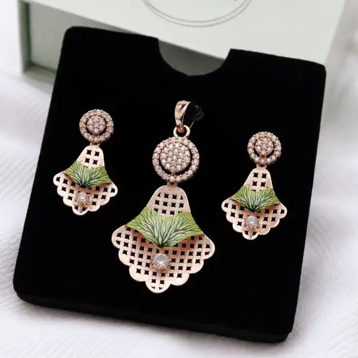 Gyary Emerald Royale Necklace Set