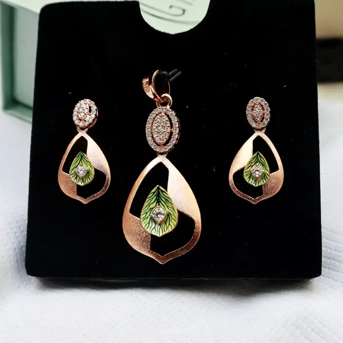 Gyary Emerald Glow Necklace Set