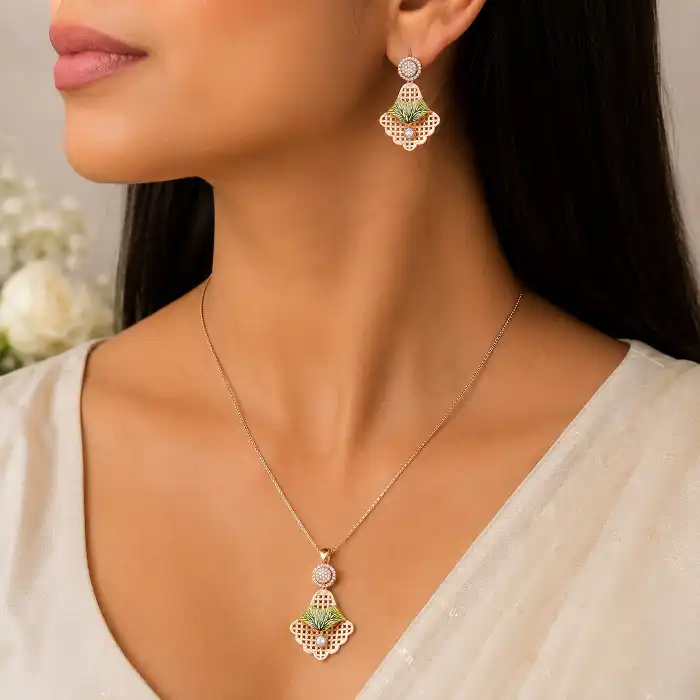 Gyary Emerald Royale Necklace Set
