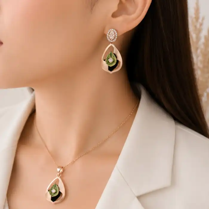 Gyary Emerald Glow Necklace Set