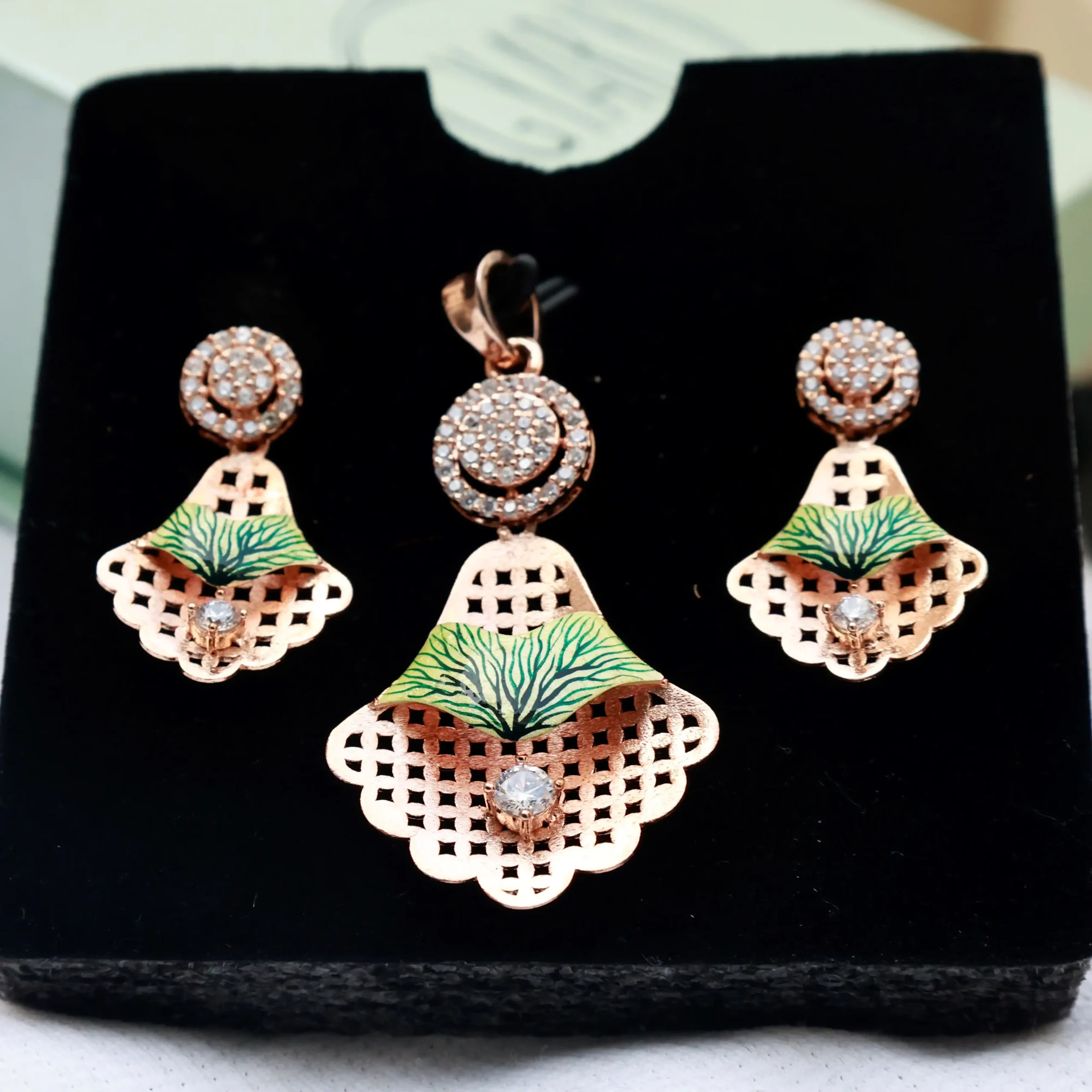 Gyary Emerald Royale Necklace Set