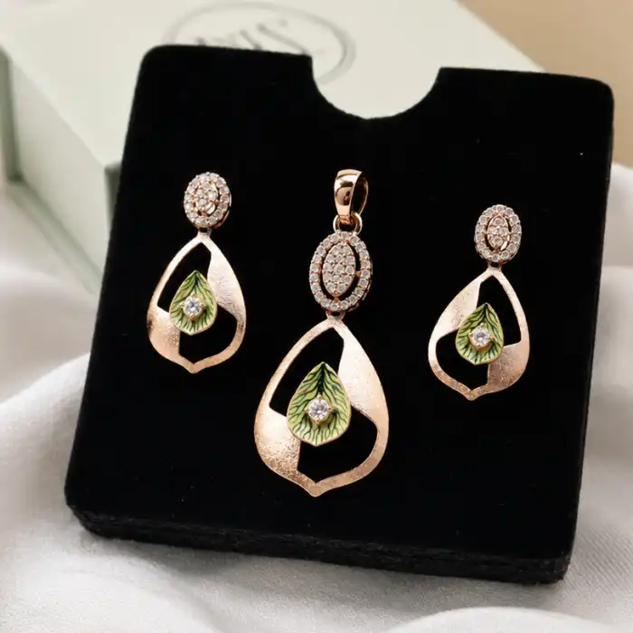 Gyary Emerald Glow Necklace Set
