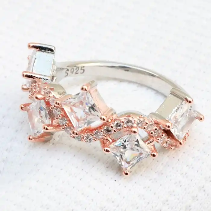 Gyary Royal Twist Crown Ring