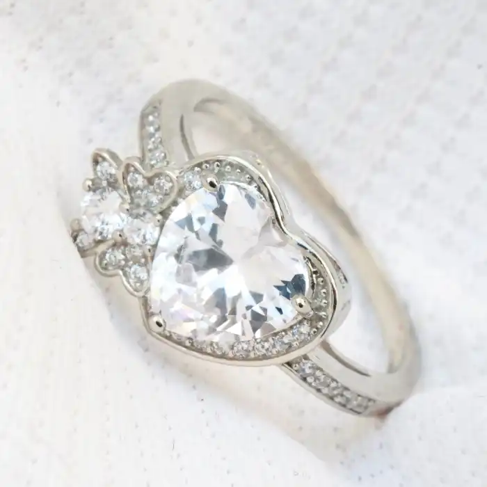 Gyary Crystal Heart Bloom Ring