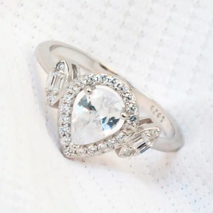 Gyary Teardrop Halo Elegance Ring