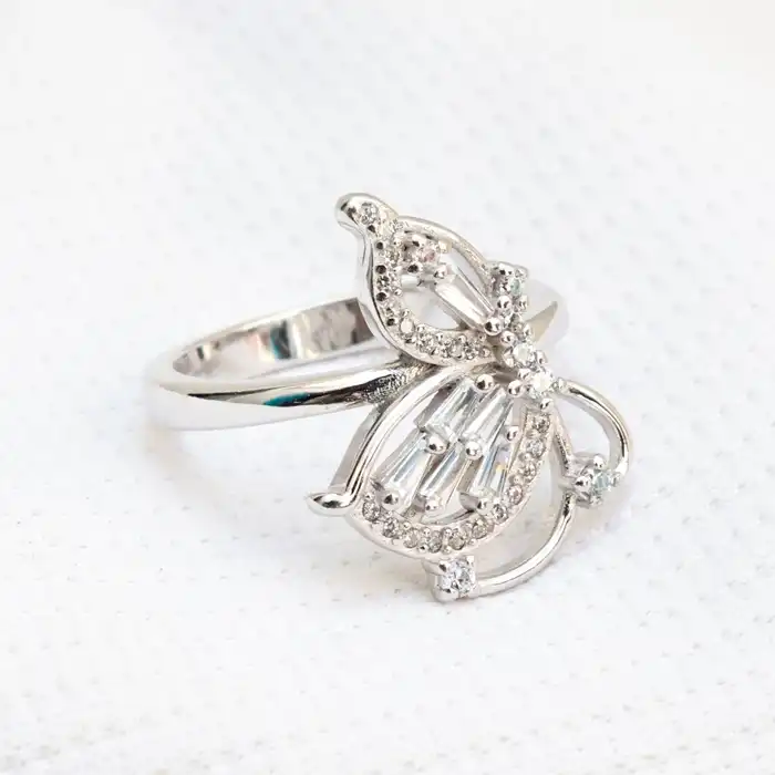 Gyary Crystal Flutter Ring