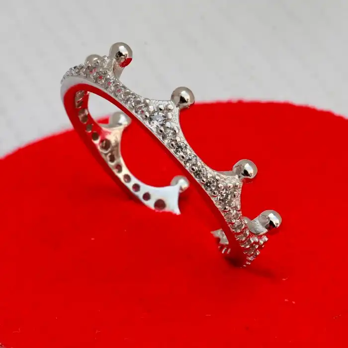 Gyary Petite Crown Ring
