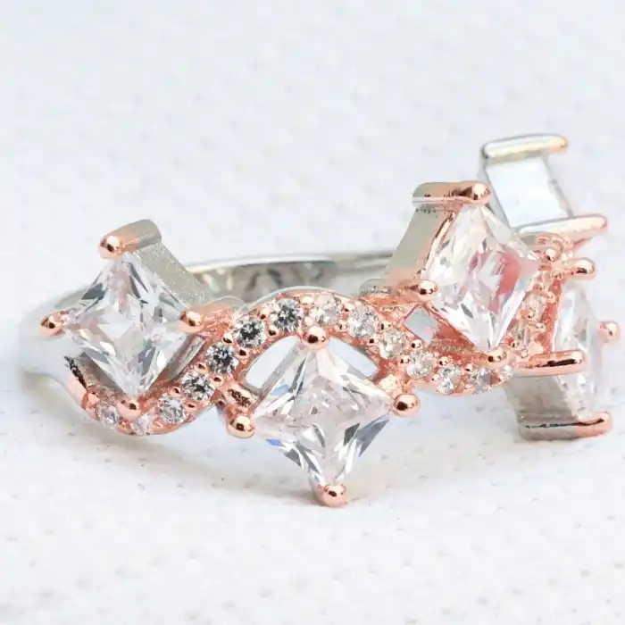 Gyary Royal Twist Crown Ring