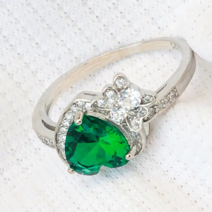 Gyary Emerald Heart Bloom Ring