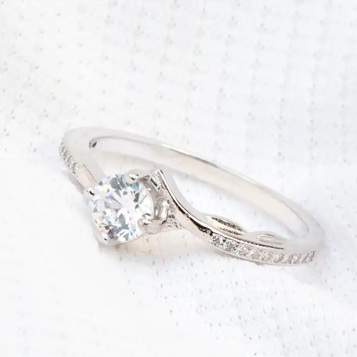 Gyary Twisted Elegance Solitaire Ring