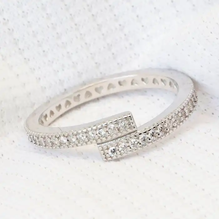 Gyary Heartline Pavé Ring