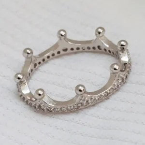 Gyary Petite Crown Ring