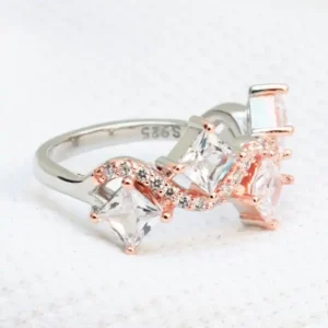 Gyary Royal Twist Crown Ring