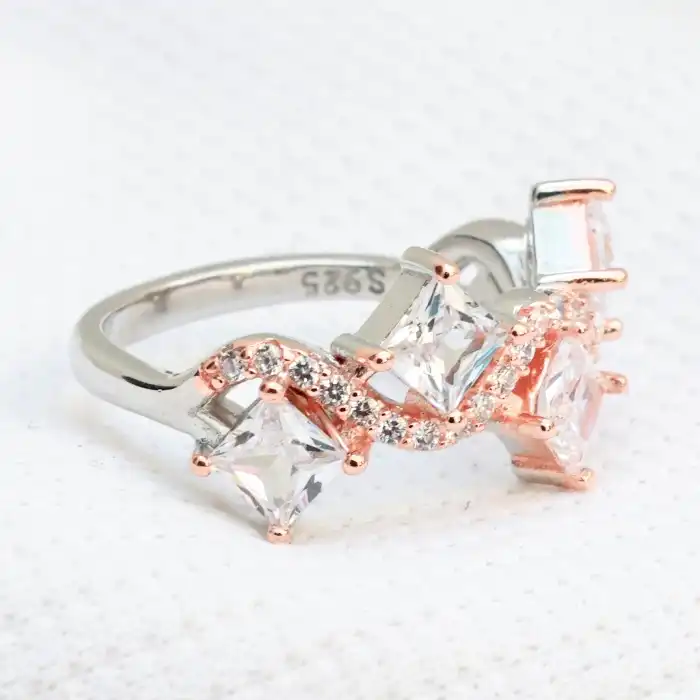 Gyary Royal Twist Crown Ring