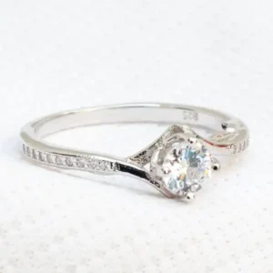 Gyary Twisted Elegance Solitaire Ring