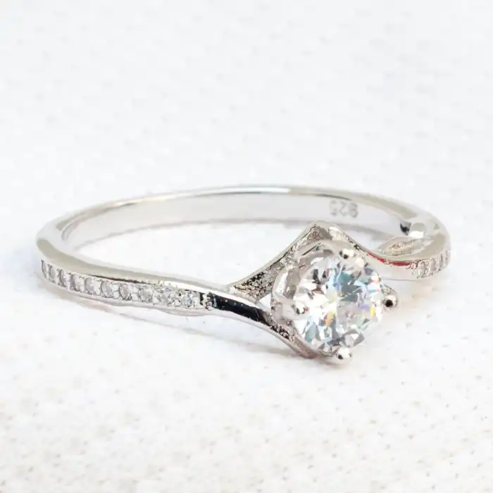 Gyary Twisted Elegance Solitaire Ring