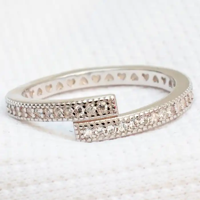 Gyary Heartline Pavé Ring