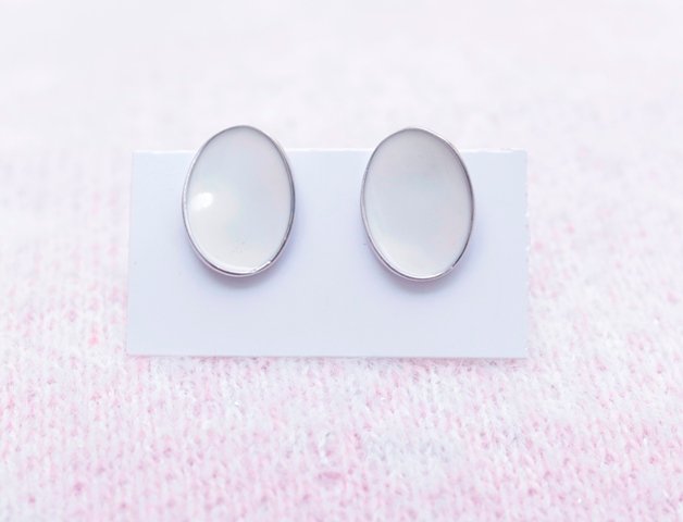 Gyary Pearl Mist Oval Stud Earrings