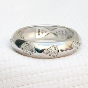 Gyary Men’s Sterling Silver Wedding Band