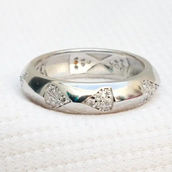 Gyary Men’s Sterling Silver Wedding Band